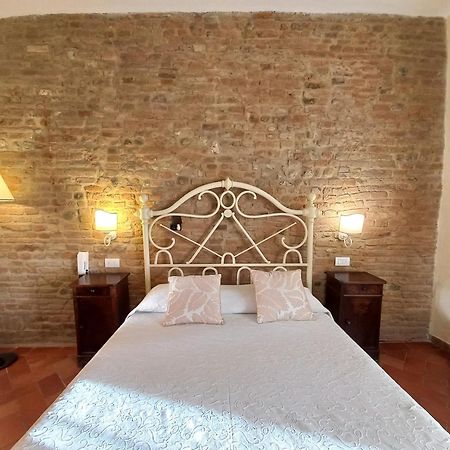 צ'רטאלדו Hotel Il Castello מראה חיצוני תמונה