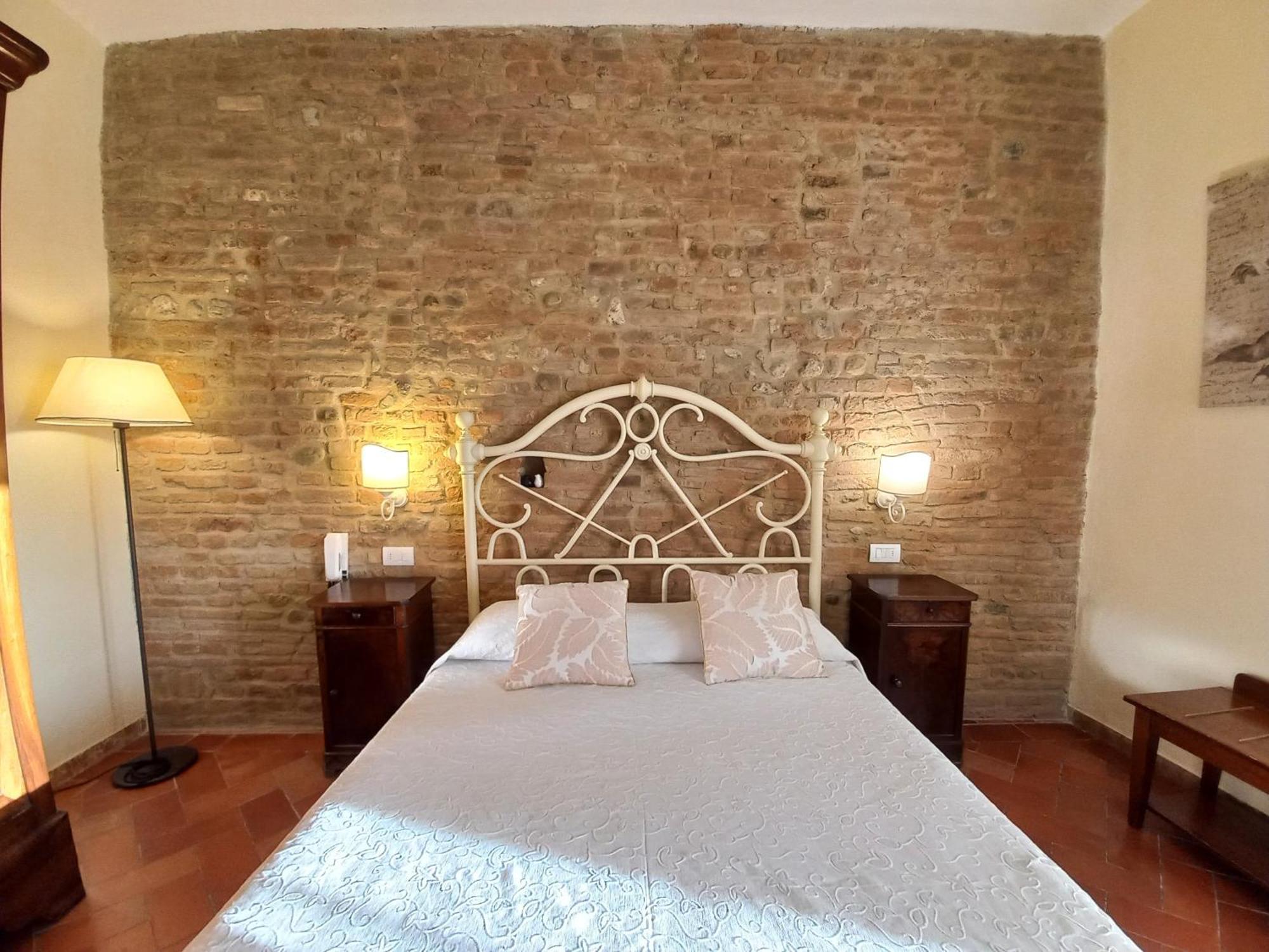 צ'רטאלדו Hotel Il Castello מראה חיצוני תמונה