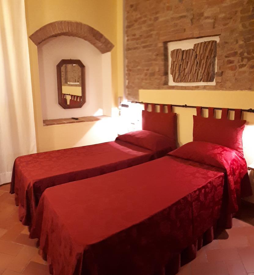 צ'רטאלדו Hotel Il Castello מראה חיצוני תמונה