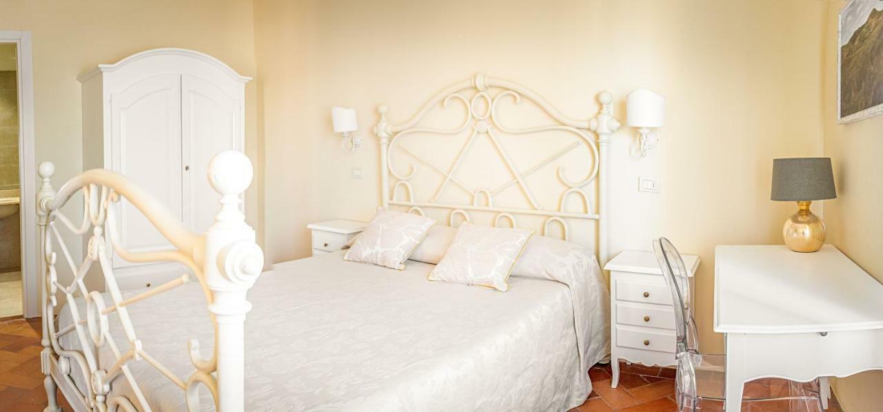צ'רטאלדו Hotel Il Castello מראה חיצוני תמונה